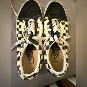 VANS-MENS/WOMENS BLACK AND WHITE CHECKER-SIZE 7.5M 9.0W